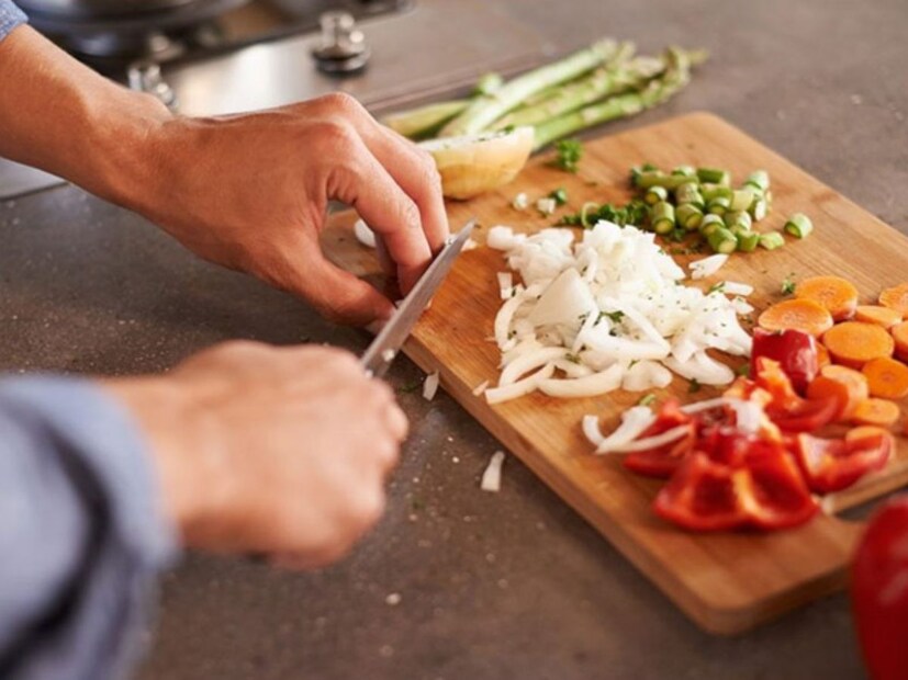 কাশীর জ্যোতিষী পণ্ডিত সঞ্জয় উপাধ্যায় বিস্তারিত ভাবে জানালেন কোন সবজি কাটা মহিলাদের কখনও উচিত নয়। এটি বাড়ির পুরুষদেরই কাটা উচিত।