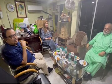 সুদীপ বন্দ্যোপাধ্যায়ের বাড়িতে কুণাল ঘোষ, রয়েছেন নয়না বন্দ্যোপাধ্যায়ও৷ 