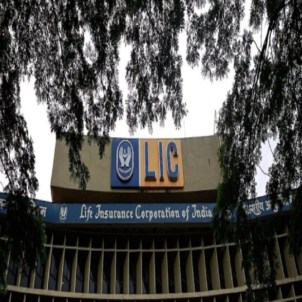 বর্তমান সময়ে LIC অর্থাৎ লাইফ ইনস্যুরেন্স কোম্পানি হল বিনিয়োগের একটি সেরা মাধ্যম। LIC-এর বিভিন্ন ধরনের স্কিম রয়েছে, যেখানে বিনিয়োগ করলে মোটা টাকা রিটার্ন পাওয়া সম্ভব। একই সঙ্গে সুরক্ষার বিষয়েও কোনও আপোস করার প্রয়োজন নেই। LIC-এর একটি খুবই জনপ্রিয় স্কিম হল LIC Jeevan Utsav। এক নজরে দেখে নেওয়া যাক এর সমস্ত খুঁটিনাটি বিষয় এবং সুবিধা।