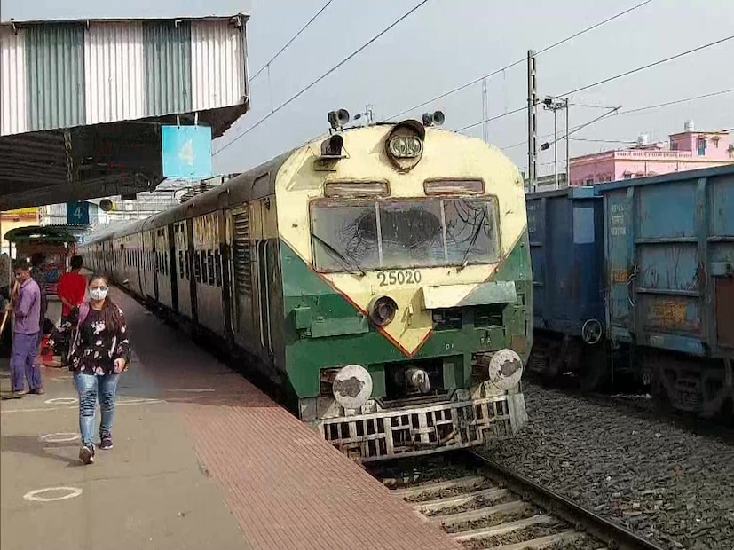 প্রতিবারের মতো এবারেও দোলের দিন শিয়ালদহ শাখায় একগুচ্ছ ট্রেন বাতিল করা হয়েছে৷ বিশেষত, সকালের দিকের ট্রেনগুলি বাতিলের সিদ্ধান্ত নেওয়া হয়েছে বলে জানানো হয়েছে পূর্ব রেলের পক্ষ থেকে৷