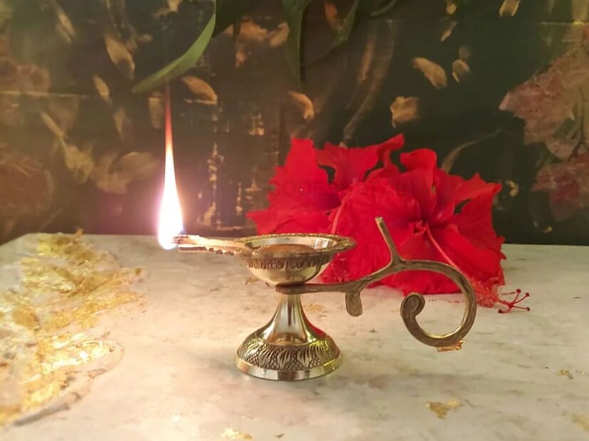 সেক্ষেত্রে, বাস্তুশাস্ত্র অনুসারে এমন একটি জিনিস রয়েছে যা ঘরে তিনটি স্থানে রাখলে ঘর থেকে আর্থিক সংকট অবশ্যই দূর হবে। এর মাধ্যমে সব ধরনের নেতিবাচক শক্তিও দূর হবে।