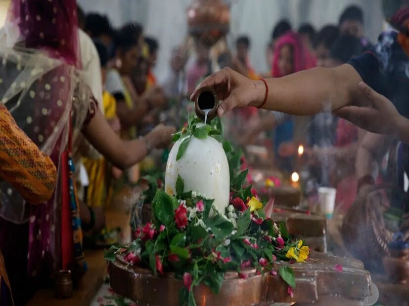 সমস্ত শিব ভক্তদের মধ্যে উন্মাদনা তুঙ্গে। ছোট থেকে বড় সমস্ত শিব মন্দিরগুলিতে চলছে এই মহা উৎসবের প্রস্তুতি। চলছে পুজোর জোগাড় করার কাজ। শিবরাত্রির মহা চতুর্দশী তিথি শুরু হচ্ছে শুক্রবার। থাকবে শনিবার পর্যন্ত।