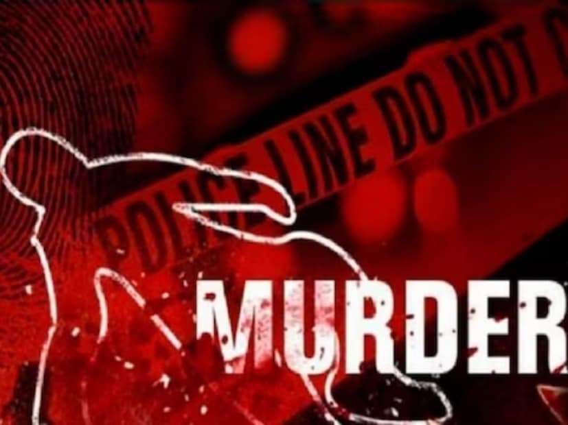 নৃশংস ঘটনা ঘটল উত্তর প্রদেশের এটাওয়াতে। মদ্যপ স্বামীর হাতে নৃশংস ভাবে খুন হতে হল গৃহবধূকে। ঘটনায় অভিযুক্ত মহিলার স্বামী। জানা গিয়েছে, সোমবার এই ঘটনাটি ঘটেছে। সুরজিৎ বলে এক যুবককে ১০ বছর আগে বিয়ে করেন ২৮ বছরের তরুণী রেশমা। 