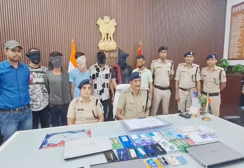 এর বদলে পড়ুয়াদের টাকা দেওয়া হত। সাইবার জালিয়াতির মাস্টারমাইন্ড আরশাদ আলম ও আমজাদ আলমকে মোতিহারি থেকে, অঙ্কিত, রোশন ও দীপককে দ্বারভাঙ্গা থেকে এবং জিতেন্দ্রকে মুজফফরপুরের সাহেবগঞ্জ এলাকা থেকে গ্রেফতার করা হয়েছে। মাত্র এক মাসে এই চক্রের কোটি কোটি টাকার লেনদেন করেছে’।