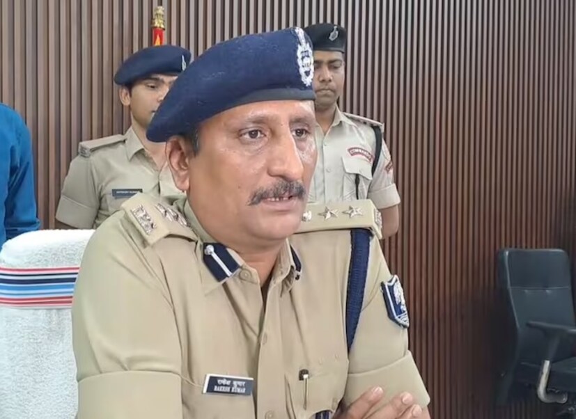 তারপরই নড়েচড়ে বসে সাইবার পুলিশ। ঘটনায় জড়িত থাকার অভিযোগে এখনও পর্যন্ত বিহারের বিভিন্ন জেলা থেকে ৬ জনকে গ্রেফতার করেছে পুলিশ। ধৃতদের জেরা করে যে সব তথ্য উঠে এসেছে তাতে হতবাক পুলিশও। এই চক্রের আন্তর্জাতিক যোগের হদিশও পেয়েছে পুলিশ। এই বিষয়ে সাংবাদিক সম্মেলনে এসএসপি রাকেশ কুমার জানান, বিভিন্ন জেলা থেকে ৬ জন সাইবার অপরাধীকে গ্রেফতার করা হয়েছে। 