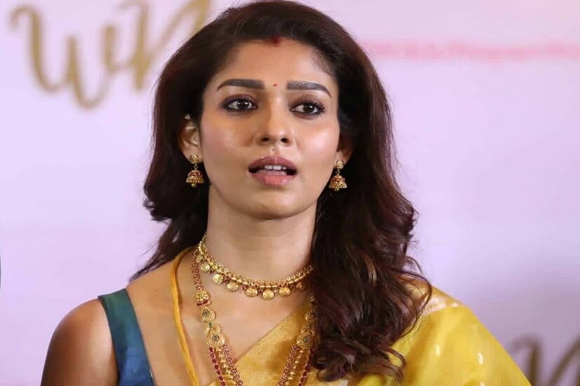 তিনি নয়নতারা। দক্ষিণ ভারতের নামী অভিনেত্রী। সম্প্রতি ‘জওয়ান’ সিনেমায় শাহরুখ খানের বিপরীতে দেখা গিয়েছে তাঁকে। ‘লক্ষ্মী’, ‘তুলসী’, ‘সিংহ’-এর মতো সুপারহিট তেলেগু ছবিতে অভিনয় করেছেন নয়নতারা। তিনি ভারতের সবচেয়ে বেশি পারিশ্রমিক পাওয়া অভিনেত্রীদের মধ্যে অন্যতম। 