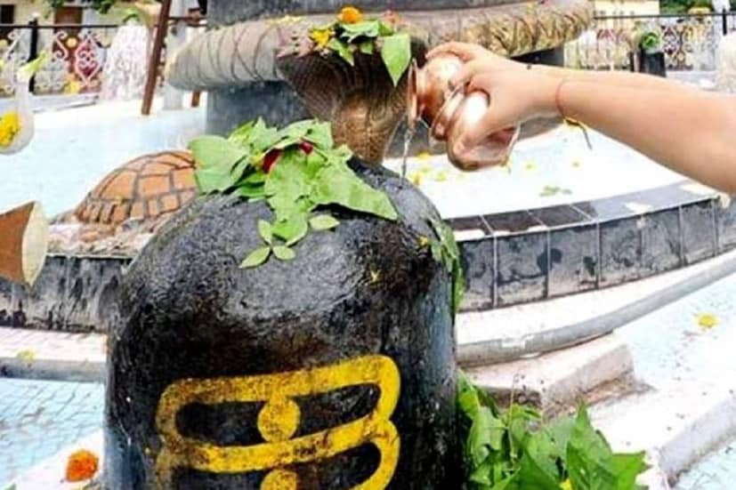 নীলষষ্ঠীতে তিন বার পুষ্পাঞ্জলি নিবেদন করা হয়। প্রথমবার নীলকণ্ঠ মহাদেব, তার পর রঙিন ফুল ও বেলপাতায় দেবী নীল চণ্ডিকা এবং তৃতীয় বার পুষ্পাঞ্জলি দেওয়া হয় মা ষষ্ঠীকে।