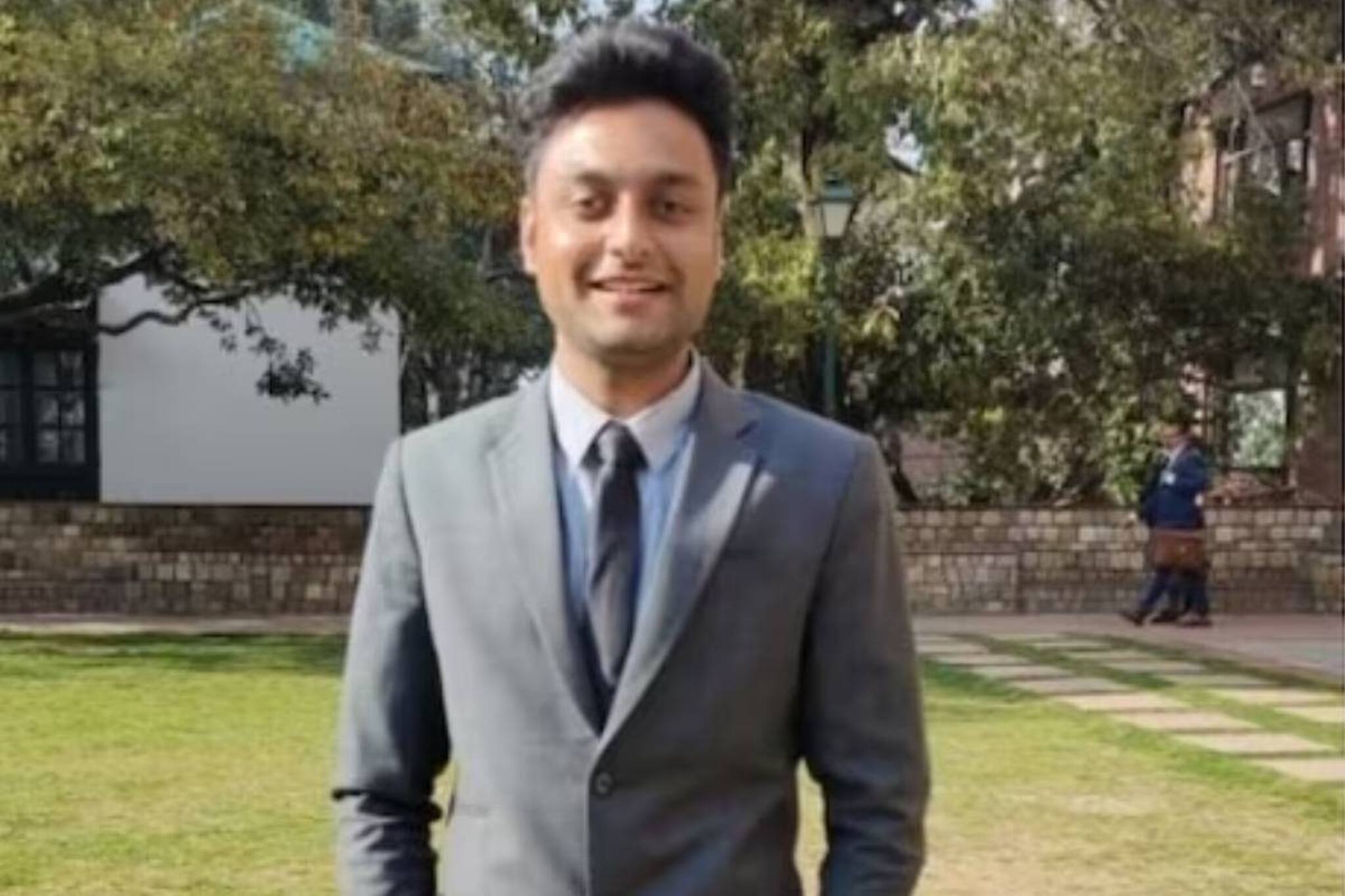 অভিনয় ছেড়ে সকালে পড়াশোনা, রাতে চাকরি! কোচিং ছাড়াই তারকার ছেলে আজ IAS অফিসার