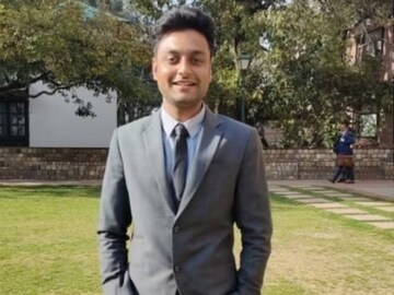 তামিল বিনোদন ইন্ডাস্ট্রির বিখ্যাত অভিনেতা চিন্নি জয়ন্তের ছেলে তিনি