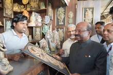 কৃষ্ণনগর স্টেশনে 'ওয়ান স্টেশন ওয়ান প্রোডাক্ট' স্টলে মাটির জিনিস কিনলেন রাজ্যপাল