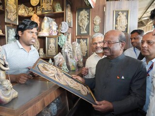 তিনি কৃষ্ণনগরবাসীদের তৈরি মৃৎশিল্পের ভূয়সী প্রশংসা করেন