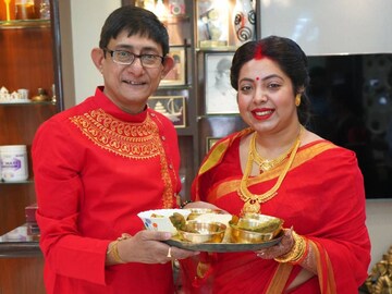 নববধূ শ্রীময়ীর নামের পাশে এ বার ‘মল্লিক’, দেখুন তাঁর বিয়ের ভাতকাপড় অনুষ্ঠান