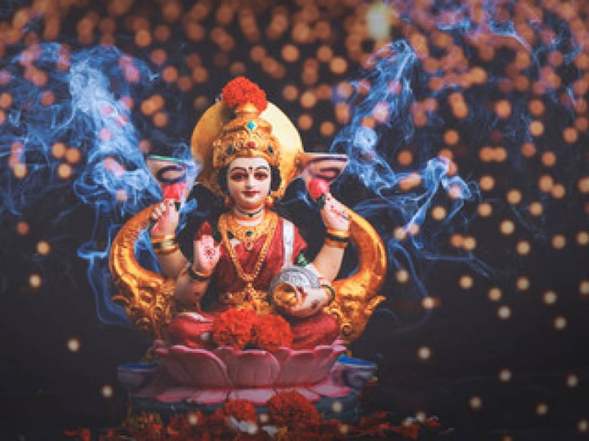 তারপর লাল বস্ত্র বা চুনরি এবং তারপর ফুল ও মিষ্টি নিবেদন করে পূজা করা উচিত। এর পাশাপাশি 'ওম মহালক্ষ্মী নমঃ' মন্ত্র জপ করলে তার আশীর্বাদ পাওয়া যায়।