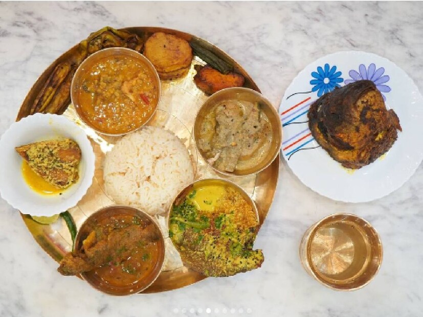 এলাহী খাওয়াদাওয়ার ব্যবস্থাও ছিল এদিন। ১২টি পদে পাত পেড়ে বসে খাওয়ানো হয়েছে নতুন বউকে। কাঁসার থালা, বাটি এবং গ্লাসে সাজিয়ে দেওয়া হয়েছিল।