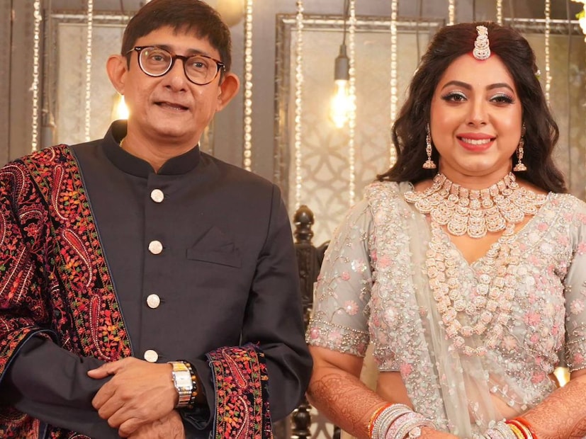 কাঞ্চন মল্লিক এবং শ্রীময়ী চট্টরাজ। বয়সে প্রায় তিন দশকের ফারাক। কিন্তু তাঁদের ভালবাসা সেই অঙ্ক কষেনি। মাস কয়েক আগেই ঘটা করে সাতপাক ঘুরেছে টলিউডের তারকা-দম্পতি। আপাতত সুখে সংসার করেছেন তাঁরা।