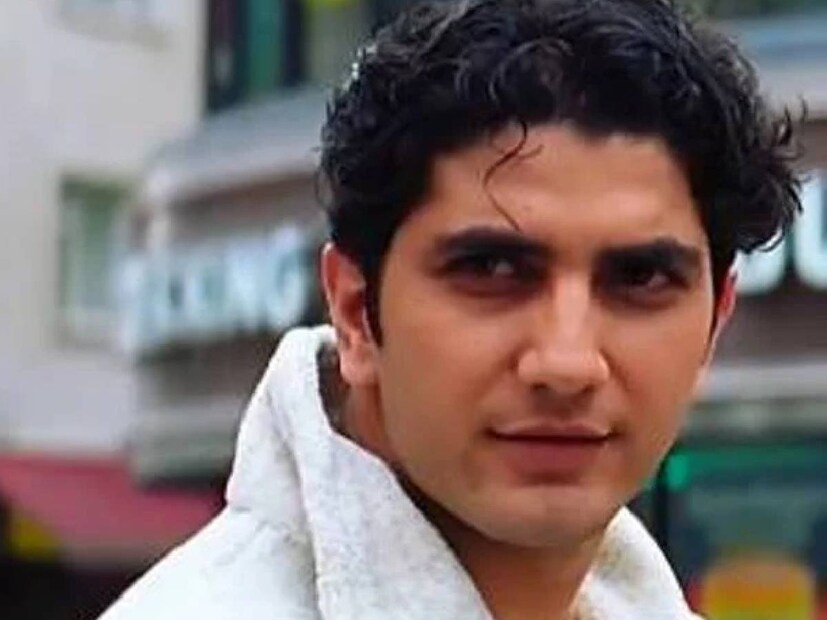 ফারাজ খানের বাবাও নেতিবাচক চরিত্রের মাধ্যমে ইন্ডাস্ট্রিতে নিজের জায়গা তৈরি করেছিলেন। তার ভাই ফাহমান খান টিভির পরিচিত মুখ।