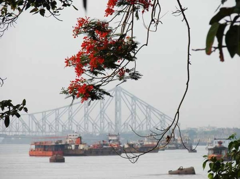 আজ থেকে ফের শুরু শুষ্ক আবহাওয়া। শনিবার পর্যন্ত রাজ্যের বেশিরভাগ অংশে উত্তর-পশ্চিমের হাওয়া বইবে। তাপমাত্রায় তেমন কোনও উল্লেখযোগ্য পরিবর্তন না থাকলেও ভোগাতে শুরু করবে গরম। বেলা বাড়লে গরম বাড়বে। সকাল সন্ধ্যা মনোরম আবহাওয়া৷ 