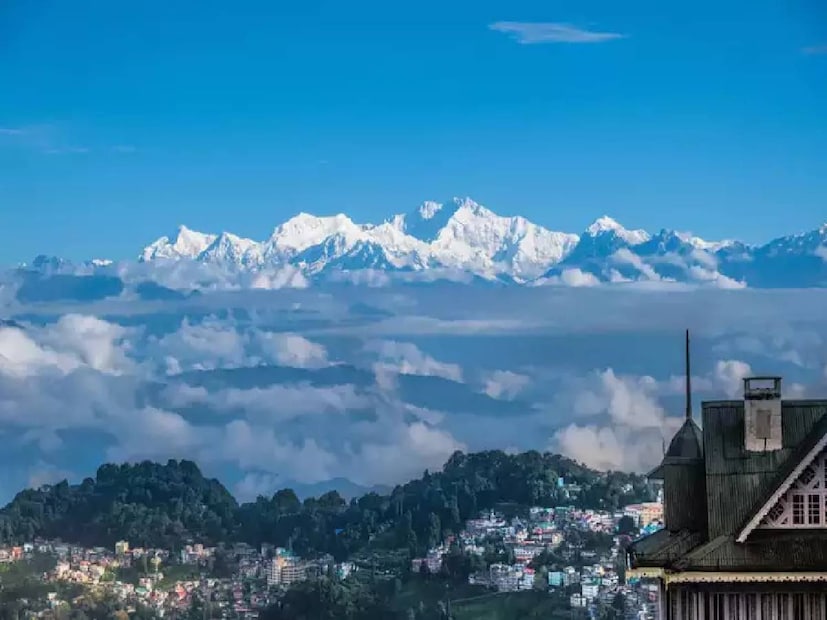 উত্তরবঙ্গ: আজ ও কাল দার্জিলিংয়ের পার্বত্য এলাকায় বৃষ্টির সম্ভাবনা। ভারী বৃষ্টির কোনও সম্ভাবনা নেই। বজ্রবিদ্যুৎ সহ হালকা বৃষ্টির পূর্বাভাস। হালকা বৃষ্টির বিক্ষিপ্তভাবে সম্ভাবনা কালিম্পং-এর পার্বত্য এলাকাতেও। শুধুমাত্র পার্বত্য এলাকায় পশ্চিমী ঝঞ্ঝার প্রভাবে বৃষ্টি হলেও উত্তরবঙ্গের বাকি জেলায় শুষ্ক আবহাওয়া। তাপমাত্রায় কোনও উল্লেখযোগ্য পরিবর্তন নেই। আগামী তিন দিন তাপমাত্রা খুব সামান্য কমবে। শনিবারের পর সামান্য বাড়তে পারে তাপমাত্রা। রবিবার থেকে ক্রমশ চড়বে পারদ।
