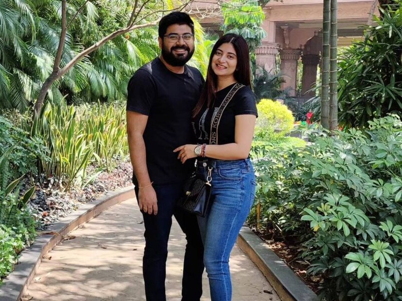 ব্যস্ত রুটিন থেকে কিছুটা সময় বার করে ইউরোপে উড়ে গিয়েছেন সৌম্য এবং সন্দীপ্তা। চেনা-পরিচিত দিনযাপন নয়। বরং নিজেদের ইচ্ছামতো সময় কাটাচ্ছেন তাঁরা।