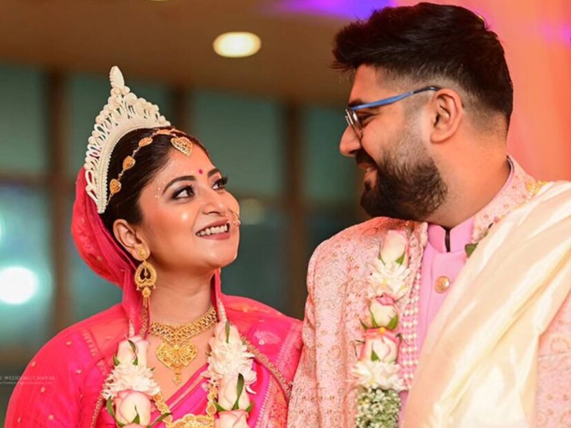 গত ডিসেম্বরে বিয়ে করেন সৌম্য এবং সন্দীপ্তা। শুরু হয় নতুন সংসার। টলিউডের নবদম্পতিকে শুভেচ্ছা জানাতে তাঁদের বিয়ের আসরে হাজির হয়েছিল গোটা টলিউড।গত ডিসেম্বরে বিয়ে করেন সৌম্য এবং সন্দীপ্তা। শুরু হয় নতুন সংসার। টলিউডের নবদম্পতিকে শুভেচ্ছা জানাতে তাঁদের বিয়ের আসরে হাজির হয়েছিল গোটা টলিউড।
