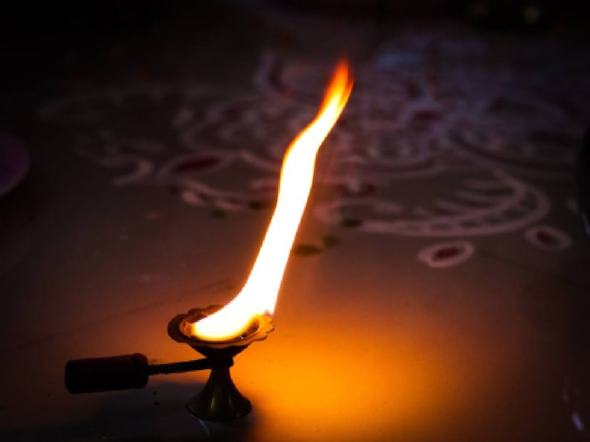 মানসিক শান্তির প্রতিকার: আপনি যদি প্রায়শই দুশ্চিন্তায় ভোগেন, যদি মনে হয় সময় ভাল যাচ্ছে না, মন এবং মস্তিষ্ক সবসময় চাপে থাকে, নিজেকে সবসময় খিটখিটে বা অস্থির মনে হয়, তাহলে সবসময় আপনার বাম পকেটে কর্পূরের একটি ছোট টুকরা রাখুন। আর যদি আপনি আপনার পার্সে কর্পূর রেখে থাকেন, তাহলে সেই পার্সটি আপনার বাম হাতে রাখুন, এতে সমস্যা অনেকটাই দ্রবীভূত হয়ে যাবে।