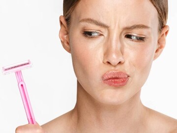 রেজার দিয়ে মুখের লোম শেভ! মহিলাদের জন্য কি নিরাপদ, সঠিক নিয়ম জানালেন বিশেষজ্ঞ