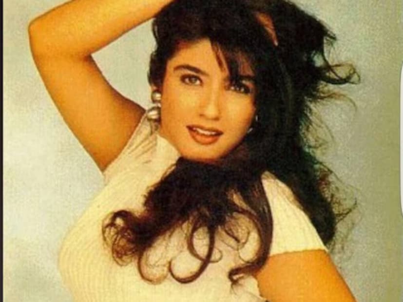 বলিউডে রবীনার হাতেখড়ি হয় 'পাত্থর কি ফুল' ছবি দিয়ে। সেই ছবিতে তাঁর বিপরীতে অভিনয় করেছিলেন সলমন খান। বক্স অফিসে সফল হয়েছিল সেই ছবি। তার পরে আর পিছনে ফিরে তাকাতে হয়নি তাঁকে। একের পর এক হিট ছবি করেন রবীনা।
