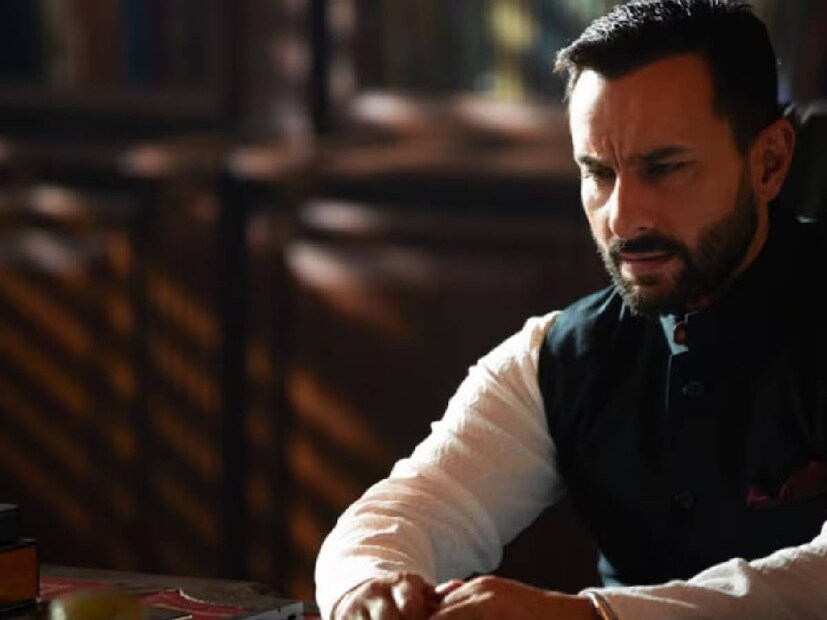 কিন্তু হঠাৎ করেই ছবিতে সইফকে কাস্ট করার পর তাঁর পোশাক তৈরি করা সম্ভব হয়নি। এই কারণে তাঁকে শ্যুটিংয়ে নিজের পোশাক আনতে বলা হয়েছে। ছবির টিম প্রথমে তাঁকে তাঁর জামাকাপড় দেখাতে বলে। এবং পরবর্তীতে তাঁরই জামাকাপড় চূড়ান্ত করা হয়েছিল। ছবিতে সইফকে যে পোশাকটি পরতে দেখা গিয়েছে, সেগুলি তাঁর নিজের পোশাক।