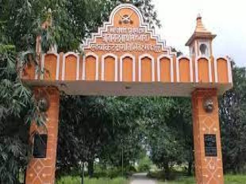 এই গ্রামের নাম মাধোপট্টি৷ মাধোপট্টি গ্রামকে আইপিএস, আইএএস আধিকারিকদের ‘ফ্যাক্টরি’ বলা হয়৷ গ্রামটি প্রথম লাইমলাইটে আসে, যখন উত্তরপ্রদেশের এই প্রত্যন্ত গ্রামের একটি পরিবারের ৫ জনই আইএএস অফিসার হন৷