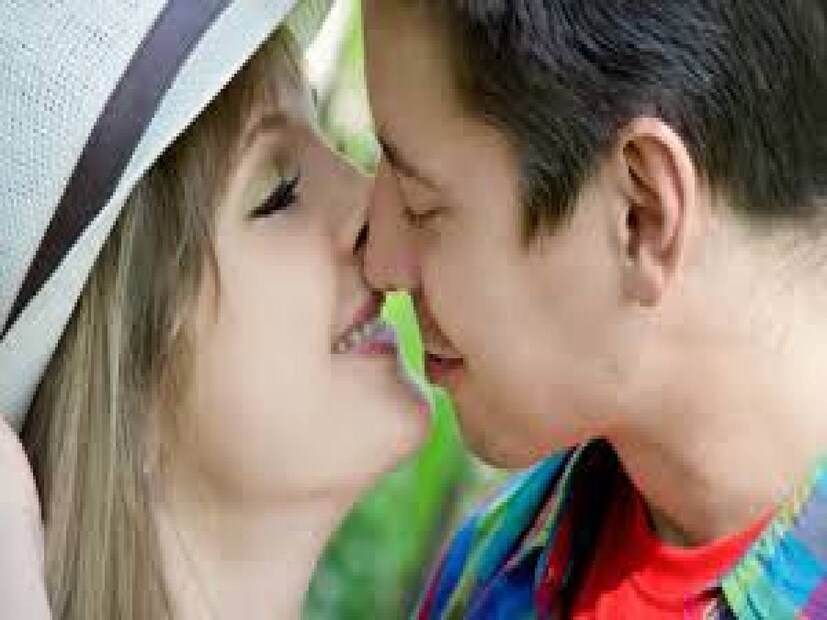 বিশেষজ্ঞেরা জানাচ্ছেন, শারীরিক ও মানসিক ভাবে সুস্থ থাকার জন্য আমাদের সপ্তাহে অন্ততপক্ষে ২ বার সঙ্গম করা উচিত৷ সপ্তাহে সঙ্গীকে চুমু খাওয়া উচিত অন্ততপক্ষে ৩০ বার৷    