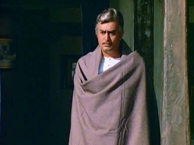 আসলে 'ঠাকুর' চরিত্রে রমেশ সিপ্পির প্রথম পছন্দ সঞ্জীব কুমার নয়, ছিলেন দিলীপ কুমার৷ কিন্তু দিলীপ কুমার এই চরিত্রে অভিনয় করতে চাননি। এরপরেও একাধিকবার বিভিন্ন সাক্ষাৎকারে, দিলীপ কুমার এই চরিত্র প্রত্যাখ্যান করা নিয়ে দুঃখপ্রকাশ করেছেন।