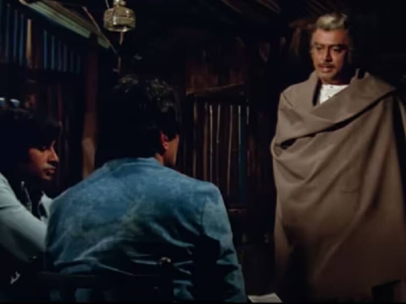 আপনি কি জানেন যে, সঞ্জীব কুমার এই সিনেমার জন্য নির্মাতাদের প্রথম পছন্দ ছিলেন না। শুধু তাই নয়, তিনি নিজেও 'ঠাকুর' চরিত্রে অভিনয় করতে চাননি। বরং তাঁর পছন্দ ছিল ‘শোলে’ সিনেমার অন্য এক চরিত্র৷ এই সিনেমায় ‘ঠাকুরে’র চরিত্রে সঞ্জীব কুমারের পরিবর্তে, নির্মাতারা অন্য এক অভিজ্ঞ অভিনেতাকে কাস্ট করতে চেয়েছিলেন। 