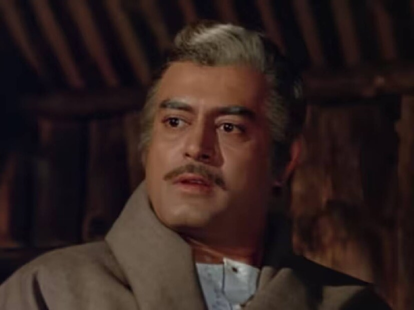 গব্বর, জয়-বীরু, বসন্তী থেকে শুরু করে 'শোলে'র ঠাকুর৷ ‘শোলে’ সিনেমার এমন অনেক চরিত্র আছে যাদের মানুষ কখনও ভুলতে পারবে না। মাল্টিস্টারার ফিল্মে ধর্মেন্দ্র, অমিতাভ বচ্চন, আমজাদ খান, হেমা মালিনী, জয়া বচ্চন এবং সঞ্জীব কুমার নিজের নিজের চরিত্রে চিরস্মরণীয় অভিনয় করেছিলেন৷ যা দেখে কেউ কোনও দিন ভাবতেও পারবেন না, যে ওই চরিত্রে অন্য কারও অভিনয় করার কথা ছিল৷ 