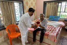 ‘অর্জুন এসে গেছিস!,’ পরিচিত মুখ দেখেই একগাল হাসি, মুকুলের সঙ্গে দেখা অর্জুনের