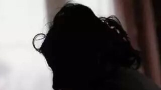 মেয়ের অকালমৃত্যুতে ভেঙে পড়েছেন লাবণীর বাড়ির লোকজন মেয়ের অকালমৃত্যুতে ভেঙে পড়েছেন লাবণীর বাড়ির লোকজন