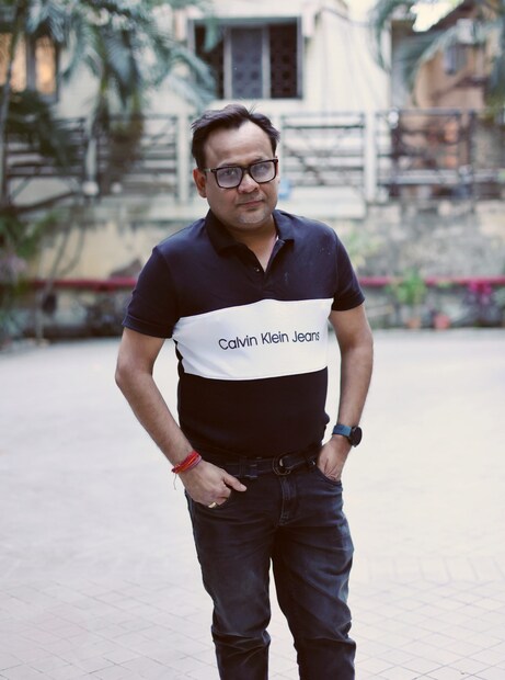 এই জায়গায় এসে ছবির অন্যতম কেন্দ্রীয় চরিত্র রিষান এবং দময়ন্তীর সঙ্গে খুব ভাল ভাবেই নিজেদের মিলিয়ে নিতে পারবেন দর্শক। রিষানের ছোট্ট বুটিক আছে বৈচি গ্রামে। সেখানকারই ডিজাইনার দময়ন্তী। ফুলিয়ার অনাদিবাবুর তাঁত ঘর থেকে কাপড় নিয়ে ফেরার পথেই তাঁরা ভয়ঙ্কর ঘটনার সম্মুখীন হন। ধীরে ধীরে অন্য দিকে বাঁক নেয় ঘটনা। ঘটতে থাকে একের পর এক খুন। আর তৈরি হয় নানা প্রশ্ন। কিন্তু সুটিয়ার কোনও অতীত কি এর সঙ্গে জড়িয়ে রয়েছে? সেই সব প্রশ্নের উত্তর পেতে দেখতে হবে সিরিজটি।