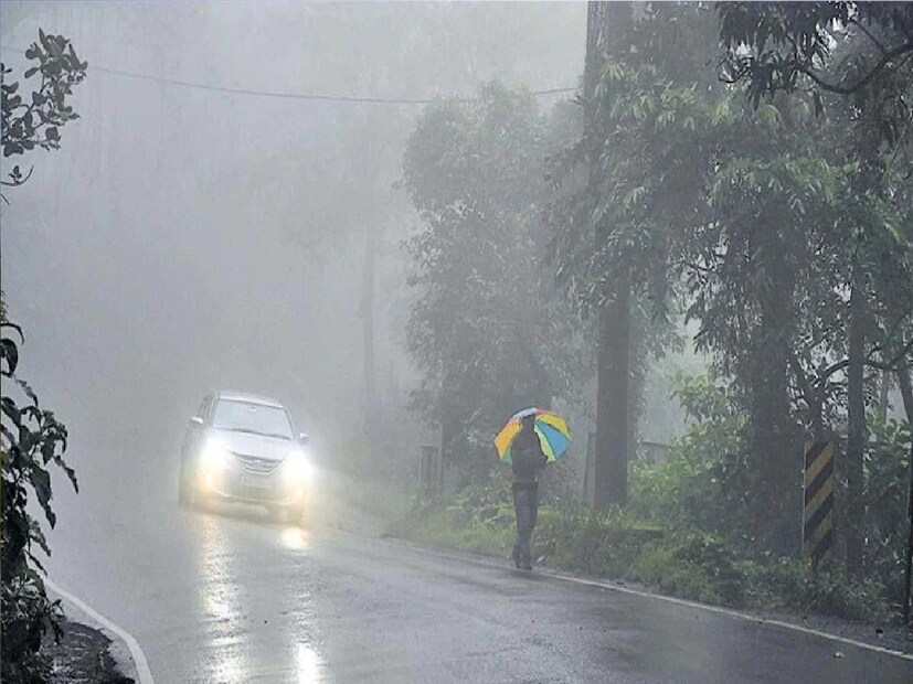 Heavy Rain in Bengal: ঝড়বৃষ্টির দাপটে তোলপাড় উত্তর থেকে দক্ষিণবঙ্গের মানুষ। অকাল বর্ষণে নাজেহাল সাধারণ মানুষ। বঙ্গোপসাগর থেকে প্রচুর পরিমাণে জলীয় বাষ্প ঢুকছে বঙ্গে।‌ আর এর জেরেই ঝড়বৃষ্টি হচ্ছে সর্বত্র।