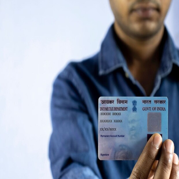 প্যান কার্ড ব্যবহার করার সময় ব্যবহারকারীদের খুব সতর্ক হওয়া উচিত, কারণ যে কেউ এটির অপব্যবহার করতে পারে। আজ আমরা জানাব কীভাবে প্যান কার্ডের অপব্যবহার হতে পারে এবং কীভাবে ব্যবহারকারীরা তা সনাক্ত করতে পারেন।