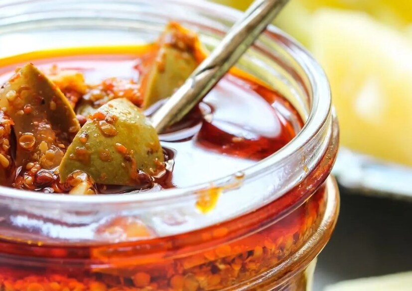 আচার: হ্যান্ড ব্যাগে তো নয়ই এমনকী চেক ইন লাগেজেও আচার নেওয়া যায় না। Representative Image