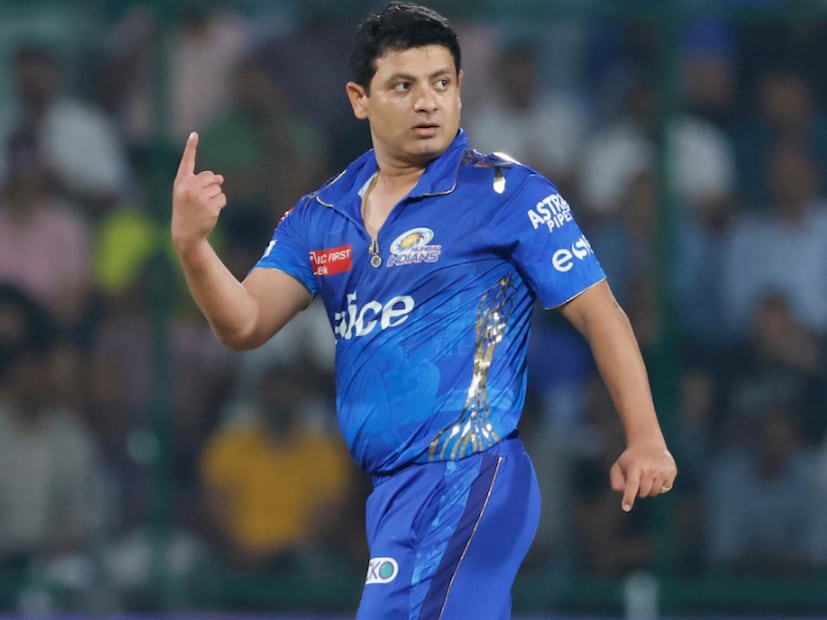 পীযুষ চাওলা: দীর্ঘ ১২ বছরের বেশি সময় ধরে ভারতীয় দলের বাইরে রয়েছেন লেগ স্পিনার পীযুষ চাওলা। বর্তমানে বয়স ৩৫ পেরিয়েছে। যেই বয়সে স্পিনাররা জাতীয় দলের হয়ে চুটিয়ে ক্রিকেট খেলেন। কিন্তু অশ্বিন, জাদেজাদের ভিড়ে ব্রাত্য তিনি। তবে ভারতীয় দলের দরজা তাঁর জন্য যে বন্ধ তা বুঝে গিয়েছেন। ফলে আর কিছু দিন অপেক্ষা করে অবসর নিতে পারেন তিনিও।