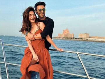 বিয়ের পিঁড়িতে পুলকিত-কৃতী? ভাইরাল কার্ডের ছবি ঘিরে তোলপাড় স্যোশাল মিডিয়া