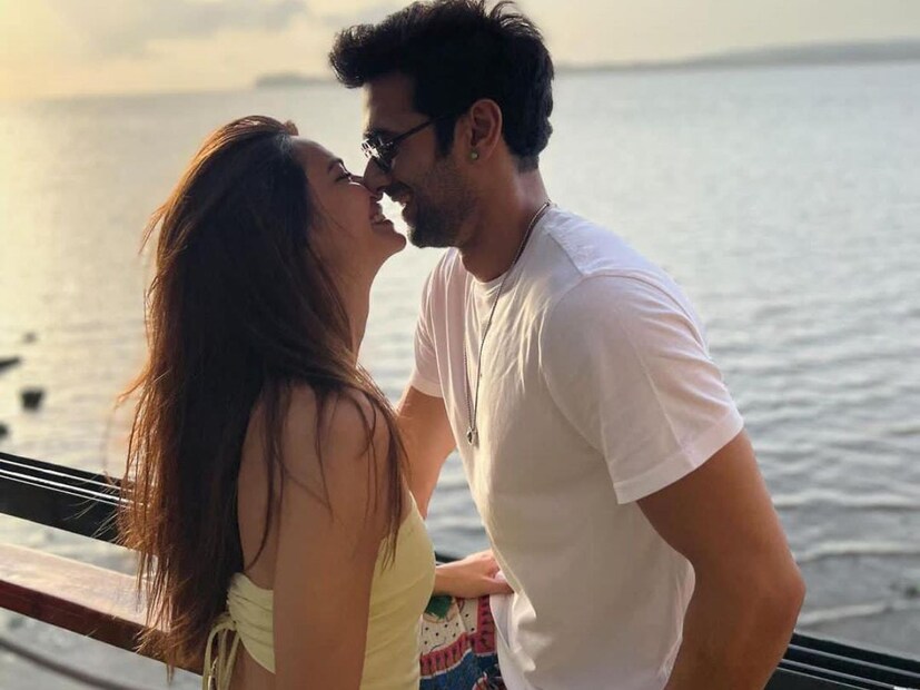  ২০১৮-তেই সিনেমার সেটে পুলকিত ও কৃতীর ঘনিষ্ঠতা শুরু হয়। দুজনে একসঙ্গে এরপর বেশ কয়েকটি ছবিতে কাজ করেছেন। 