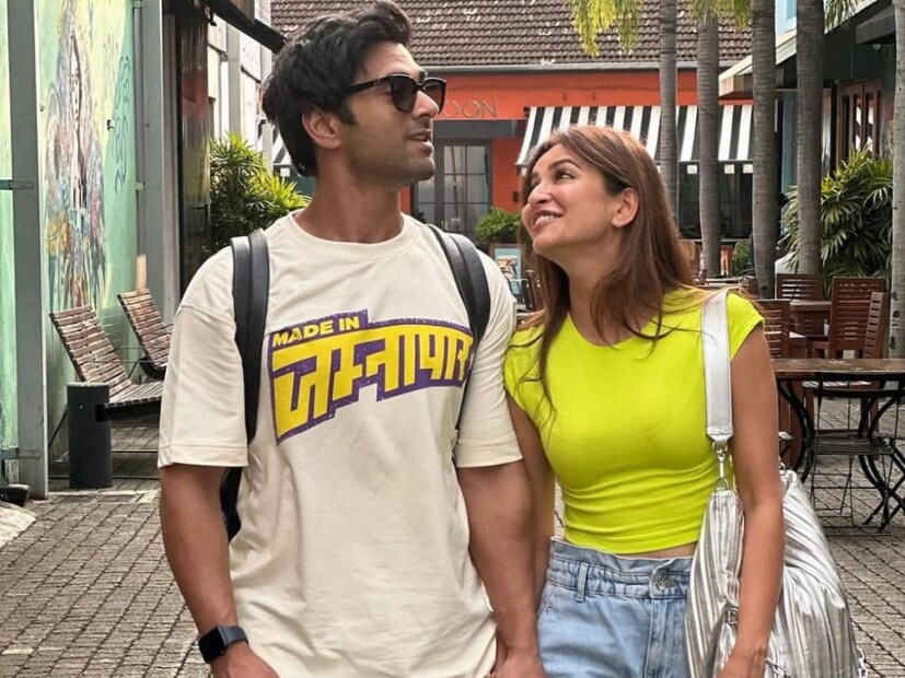পুলকিত-কৃতী নিজেদের সম্পর্ক নিয়ে বারাবরই অকপট। সোশ্যাল মিডিয়ায় নানা মুহূর্তের ছবি শেয়ার করে নেন কৃতী।