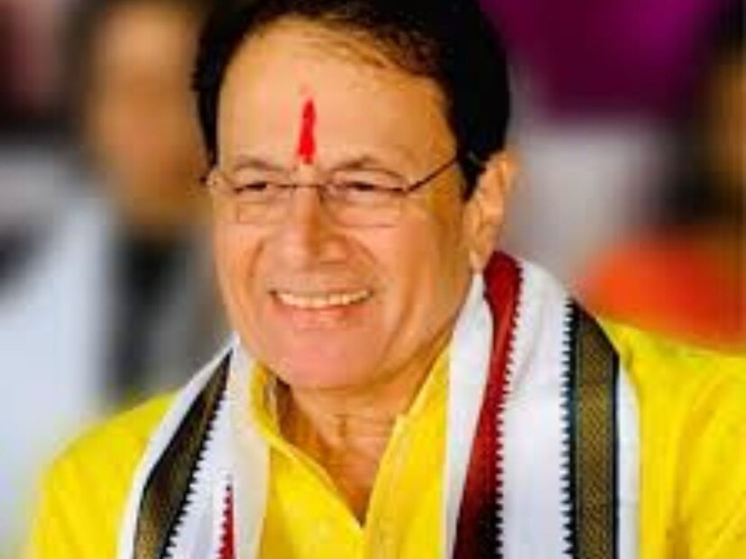 ১৯৭৭ সালে মুক্তি পায় তার প্রথম ছবি 'পহেলি'। এর পর তিনি 'লাভ কুশ', 'শশুরাল', 'শিব মহিমা', 'গঙ্গা ধাম', 'জুদাই', 'জিও তো অ‍্যায়সে জিও', 'রাধা অউর সীতা', 'মুকাবলা'-র মতো অনেক ছবি করছেন। কিন্ত তাঁর সবচেয়ে বেশি ‘রামায়ণে’ অভিনয় করেই। 