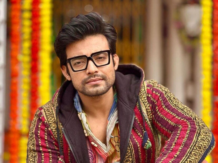 অসুস্থ অভিনেতা রণজয় বিষ্ণু। শ্যুটিং ফ্লোরেই অসুস্থ হয়ে পড়েন তিক, বাড়ি ফিরে সংজ্ঞা হারান। তড়িঘড়ি তাঁকে ভর্তি করানো হয় হাসপাতালে। এখন কেমন আছেন তিনি? জানতে চেয়ে নিউজ ১৮ বাংলা তাঁর সঙ্গে যোগাযোগ করলে, তিনি জানান শরীর এখনও সম্পূর্ণ সুস্থ নন। 