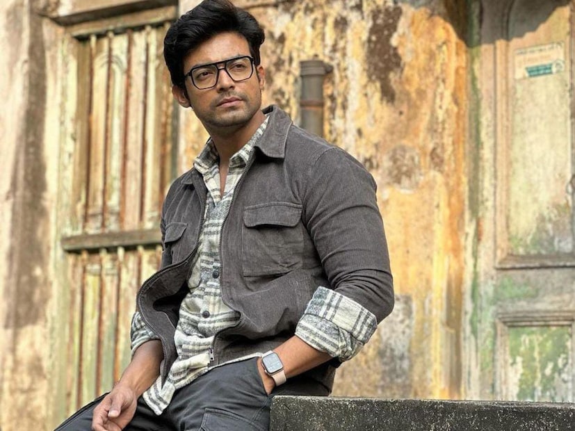 কীভাবে অসুস্থ হয়ে পড়লেন রণজয়? প্রশ্নের উত্তরে অভিনেতা জানান, গতকাল অর্থাৎ মঙ্গলবার হঠাৎ করে শ্যুটিং ফ্লোরেই অসুস্থ হয়ে পড়েন নায়ক। রক্তচাপ কমে গিয়েছিল। প্রায় ৬০/৯০, যা স্বাভাবিকের থেকে বেশ অনেকটাই কম।