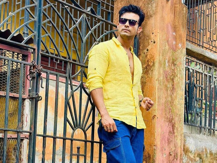 তবে রণজয় এও জানান একটানা অনেকটা বেশি সময়ের জন্য দাঁড়িয়ে থাকতে অসুবিধা হচ্ছে তাঁর। দমের সমস্যাও হচ্ছে অভিনেতার। 