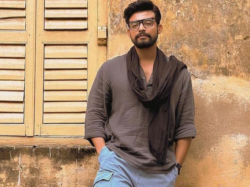 তিনি বলেন, &quot; বহু দিন ধরে ঘুম হচ্ছিল না। কাজের চাপ তো ছিলই, পাশাপাশি মানসিক চাপেও ভুগছিলাম বেশ কিছুদিন ধরে। বহু দিন ধরে আমি স্যোশাল মিডিয়াতে অ্যাক্টিভ নেই। সব কিছু দেখে আমি ভিতর থেকে খুব বিরক্ত ও বিব্রত। আমার মনে হয়, সবটা মিলিয়ে শরীরের উপর এভাবে প্রভাব পড়েছে।&quot;