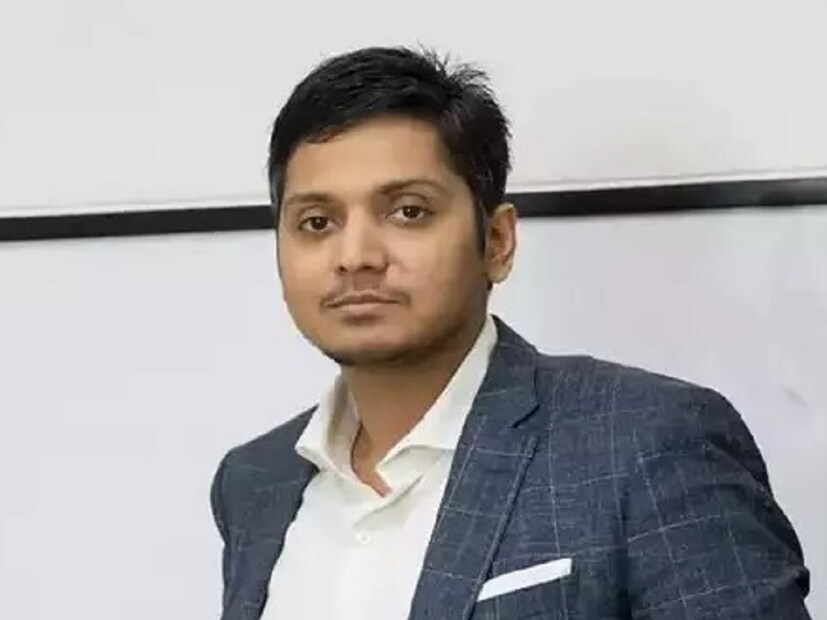রিকান্ত ১০০ কোটি টাকার সম্পত্তি কিনেছেন -রিকান্ত পিত্তি এবং তাঁর দুই ভাই তাদের পরিশ্রমের ফল পেয়েছেন। রিকান্ত, যিনি কলেজের পড়াশোনাও শেষ করতে পারেননি, আজ ৪.২২ কোটি টাকার একটি ল্যাম্বরগিনি গাড়ি চালান। শুধুমাত্র বিগত মাসে, EaseMyTrip-এর সহ-প্রতিষ্ঠাতা রিকান্ত গুরগাঁওয়ের সেক্টর ৩২-এ ৯৯.৩৪ কোটি টাকার একটি বাণিজ্যিক সম্পত্তি কিনেছেন। এটি গুরগাঁওয়ের সবচেয়ে পশ এলাকা। সম্পত্তি কেনার খবর ২০২৪ সালের জানুয়ারির। জানা গিয়েছে যে ৪,০৫০ বর্গ মিটার বা ৪৩,৫৯৪ বর্গফুটের এই সম্পত্তিটি গুরগাঁওয়ের প্রিমিয়াম অবস্থান রাজীব চকের খুব কাছে অবস্থিত। একটি রিয়েল এস্টেট ডেটা অ্যানালিটিক্স ফার্ম CRE ম্যাট্রিক্সের একটি প্রতিবেদনে বলা হয়েছে যে এই সম্পত্তির বিল্ট আপ এলাকা হল ১,০০,৪২৯ বর্গফুট।