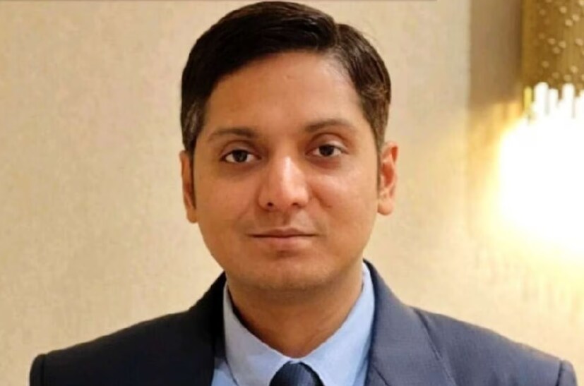 গ্রাহকদের আকৃষ্ট করার উপায় - একজন ভাল ব্যবসায়ী হলেন তিনি, যিনি পরিস্থিতি অনুধাবন করেন এবং তাঁর ব্যবসার মডেল পরিবর্তন করতে দ্বিধা করেন না। রিকান্ত পিত্তিও তাই করেছেন। এবার তিনি যা করলেন পুরো খেলাটাই বদলে গেল। সংস্থাটি সরাসরি গ্রাহকদের কাছে পৌঁছেছে। এটি করার একটি অসুবিধা ছিল যে ৮০ শতাংশ ট্রাভেল এজেন্ট ছড়িয়ে পড়েছিল, তবে দীর্ঘমেয়াদে এই পদক্ষেপটি কার্যকর প্রমাণিত হয়েছিল।